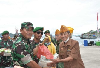 Danrem 023/KS Kol Inf Dodi Triwinarto saat memberikan santunan