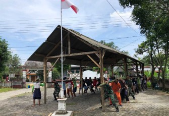 Gotong-royong angkat rumah bersama masyarakat 