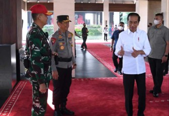 Presiden Jokowi memberikan jempol apresiasi pengamanan KTT G20 berjalan aman dan lancar