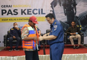 Kepala KSOP Kelas II Patimbang Yan Prastomo Ardi saat mengenakan rompi ke masyarakat dalam sosialisasi Gerai Nasional Pas Kecil di Subang