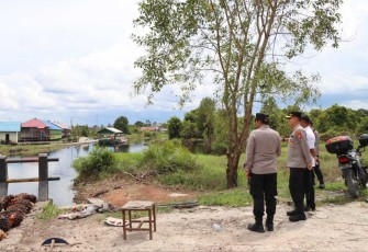 Kapolda Kalteng Irjen Pol Drs Nanang Avianto saat meninjau banjir di wilayah Kotawaringin Barat 