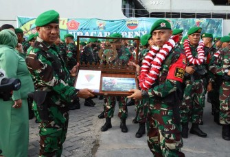 Kasdam I/BB Brigjen TNI Rifky memberikan penghargaan satgas Yonif 126/KC  