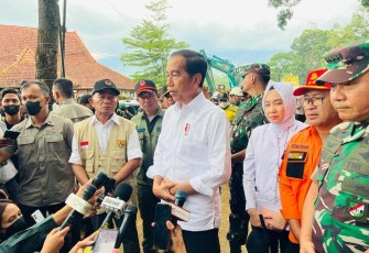Presiden Joko Widodo menyampaikan keterangannya kepada awak media di lokasi bencana gempa Cianjur 