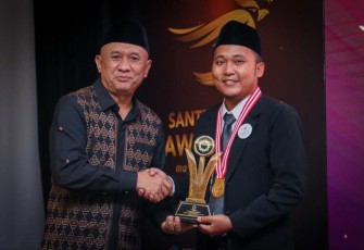 Menteri Teten Masduki saat memberikan penghargaan di ajang Santripreneur Award 2022 di Jakarta 