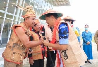 Danlanud Anang Busra Kolonel Pnb Toto Ginanto saat disambut tokoh di kecamatan Krayan