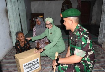 Dandim 0802/Ponorogo Letkol Inf Hirta Juni Adriansyah saat memberikan bantuan warga kurang mampu