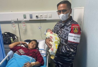 Kasal memberikan nama bayi pasca operasi caesar di KRI dr Wahidin Sudirohusodo-991