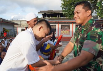 Danrem 023 KS Kolonel Inf Dodi Triwinarto saat memberikan tali asih warga binaan lapas Sibolga