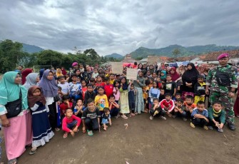 Warga desa Pakuon menyambut meriah bantuan logistik dari Satgas TNI AL