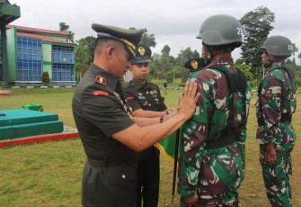 Danrindam XVIII Kasuari Kolonel Inf Ferry Irawan saat menyematkan peserta pendidikan