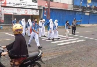 Tugas mulia bapak Polisi bantu menyeberangkan anak berangkat sekolah di wilayah Polres Banjarnegara. Senin (28/11)