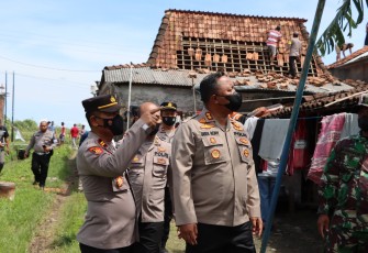 Kapolres Demak AKBP Budi Adhy Buono saat meninjau lokasi angin puting beliung di Dukuh Turus, Rabu (30/11)