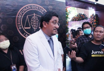Ketua PDFI Jatim DR dr Nabil Bahasuan saat memberikan keterangan pers di Universitas Airlangga Surabaya, Rabu (30/11)