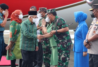Pangkoarmada III Laksamana Muda TNI Irvansyah saat menyambut Wapres KH Ma'ruf Amin di bandara Utarom Kaimena. Rabu (30/11)