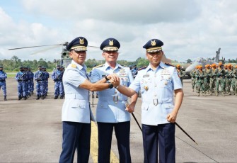 Pangkoopsud I Marsda TNI Bambang Gunarto foto bersama Danlanud Supadio usai sertijab.Kamis (1/12)