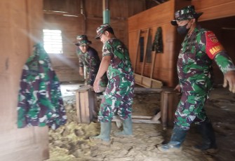 Peleton Siaga Kodim 0718/Pati bersihkan lumpur di salah satu rumah warga 