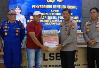 Kapolda Sulsel Irjen Pol Drs Nana Sudjana saat melepas bantuan korban gempa Cianjur di Mapolda, Selasa (6/12)