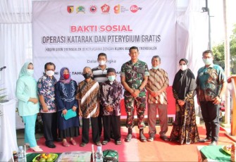 Dandim 0806/Trenggalek Letkol Kav Peddy Adi Prasetyo bersama warga pasca operasi katarak. Selasa (6/12)