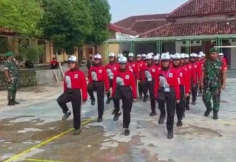 Latih siswa baris berbaris di SMKN 2 Gentong 