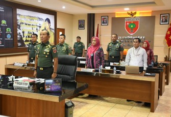 Pangdam Hasanuddin Mayjen TNI Dr. Totok Imam Santoso saat mengikuti pembukaan pelatihan Stunting bersama Kasad secara virtual. Rabu (7/12)