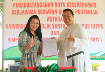 Ketua HKTI Kabupaten Landak Karolin Margret Natasa saat MoU Unika Hippo 