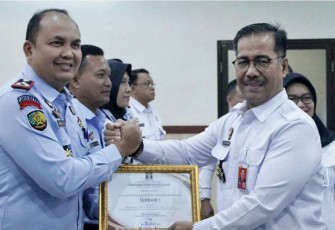 Kakanwil Kemenkumham Bengkulu Erfan saat memberikan penghargaan lapas Bengkulu, Rabu (7/12)
