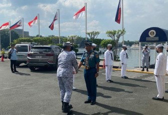 Laksma TNI Retiono Kunto saat di Manila