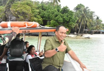 Kasdam I/BB Brigjen TNI Rifky saat mengunjungi pos terpencil Babinsa di Pulau Mursala, Sabtu (10/12)