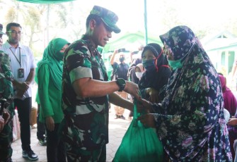 Pangdam V Brawijaya Mayjen TNI Nurchahyanto saat memberikan baksos paket sembako warga di Kabupaten Ngawi. Senin (12/12) 