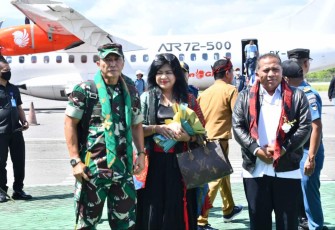 Pangdam Hasanuddin Mayjen TNI Dr. Totok Imam Santoso saat tiba di bandara Matohara Wakatobi provinsi Sultra. Senin (12/12)