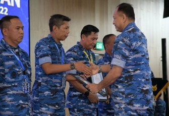 Danlanud Husein Sastranegara Kolonel Pnb I Gusti Putu Setia menerima penghargaan yang diberikan langsung Kasau Marsekal TNI Fadjar Prasetyo di Seskoau Lembang Bandung, Senin (12/12)
