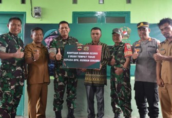 Danrem 023/KS Kol Inf Dodi Triwinarto saat menyerahkan bantuan Kasad