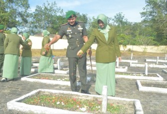 Dandim 1001/HSU-BLG Letkol Inf Dhuwi Hendradjaja saat ziarah dan tabur bunga 