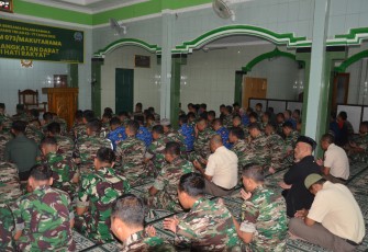 Anggota Korem 073/Mkt saat melaksanakan doa bersama 