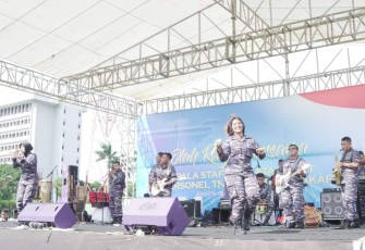 Aksi cadas The Kolin Power Band di lapangan Tri Sila Mabesal, Jakarta, Kamis (15/12)