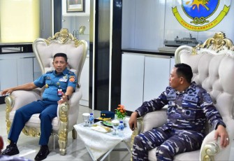 Pangkoarmada III Laksamana Muda TNI Irvansyah bersama Dirjen Kuathan Kemhan RI Laksda TNI Bambang Irwanto di Mako Koarmada III Sorong, Jum'at (16/12)