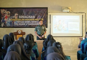 Dandim 0906/Kkr Letkol Inf Jeffry Satria saat memberikan sosialisasi pengenalan akademi militer 