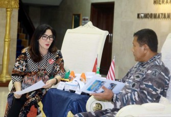 Wakasal Laksdya TNI Ahmadi Heri Purwono saat menerima Ketum Yayasan Ibnu Sina Peduli Mellina Alaydroes di Mabesal Cilangkap Jakarta, Jum'at (16/12)