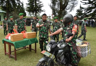 Danrem 023/KS Kol Inf Dodi Triwinarto saat memberikan pengarahan Babinsa antar sembako pakai motor Along-along, Minggu (18/12)