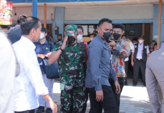 Dandim 0803/Madiun Letkol Inf Meina Helmi saat menyambut Presiden Jokowi di Madiun