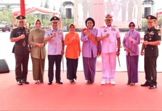 Pangdam Jaya Mayjen TNI Untung Budiharto bersama Panglima TNI Laksamana TNI Yudo Margono usai sertijab di Mabes TNI Cilangkap, Selasa (20/12)