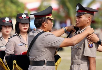 Kapolda Kalteng Irjen Pol Drs Nanang Avianto saat melantik Bintara baru. Rabu (21/12)