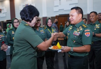 Kasad Jenderal TNI Dudung Abdurachman saat memberikan ucapan selamat di HUT Kowad Ke-61 