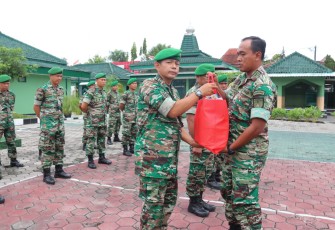 Dandim 0805/Ngawi Letkol Inf Adi Wirawan saat memberikan bingkisan Natal