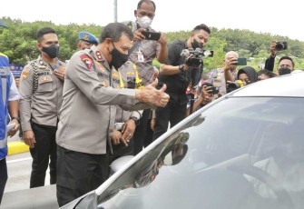 Kapolda Jateng Irjen Pol Ahmad Luthfi saat berdialog dengan pengendara di GT Kalikangkung, Jum'at (23/12)