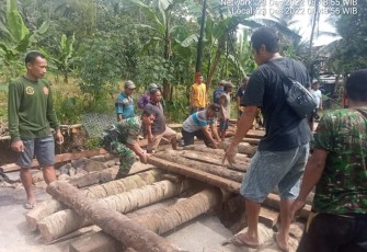 Bangun jembatan darurat di desa binaan