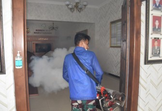 Pengasapan  lingkungan Makorem 073/Mkt cegah DBD