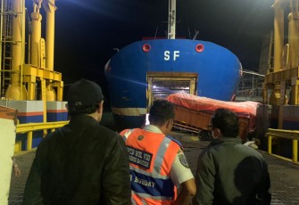 Petugas ASDP Indonesia Ferry saat berusaha evakuasi truk di Pelabuhan Merak Bakauheni, Rabu (28/12)