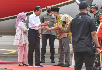 Pangdam IX Udayana Mayjen TNI Sonny Aprianto saat menyambut kedatangan Presiden Jokowi 