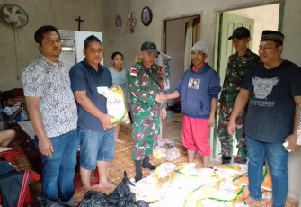 Satgas Yonif 645/Gty saat memberikan paket sembako untuk warga di perbatasan 